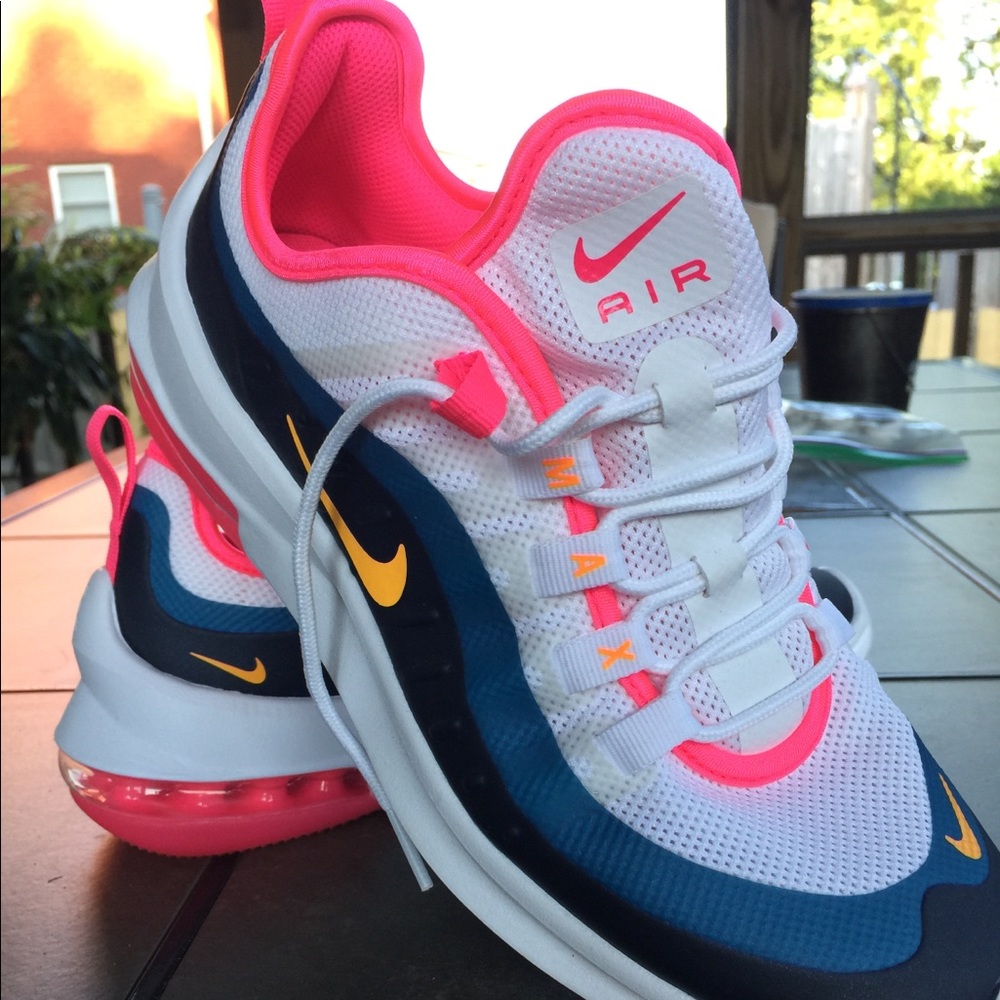 NIKE AIR  MAX